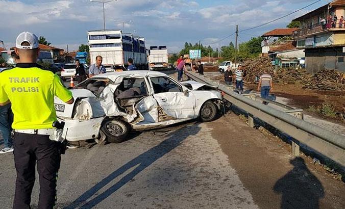 Kula'da kavşakta TIR otomobil ile çarpıştı: 1 ölü, 2 yaralı