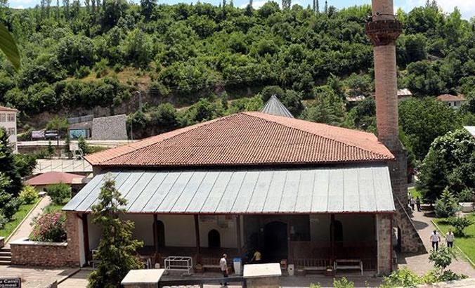 Fatih Sultan Mehmet'in namaz kıldığı Ulu Cami, zamana meydan okuyor