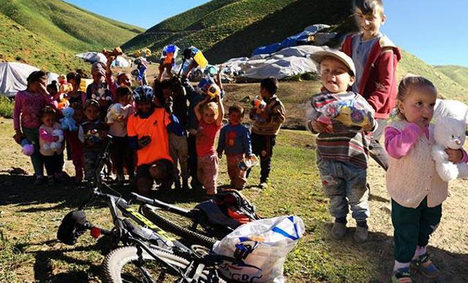 50 kilometre pedal çevirip, yayladaki çocuklara oyuncak dağıttılar