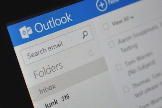 Microsoft'un Outlook uygulaması 'kararıyor'