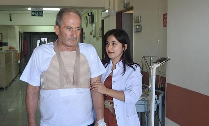 Tıp fakültesi birincisi mezuniyet sonrası kalp krizi geçiren babasıyla ilgileniyor