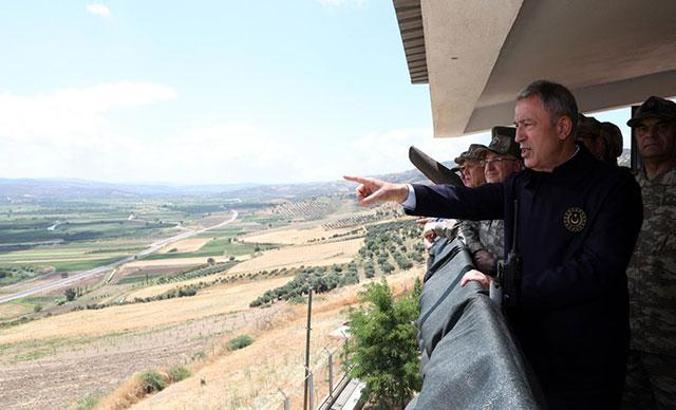 Bakan Akar ve komutanlar sınır hattında