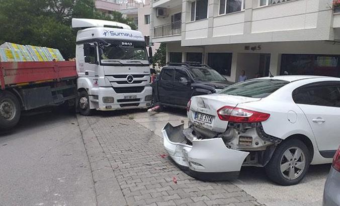 Ankara'da freni boşalan TIR, park halindeki 5 araca çarptı