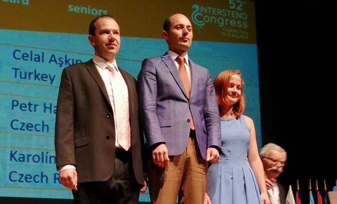 Kendisine ait rekoru kırıp, bir kez daha dünya klavye şampiyonu oldu