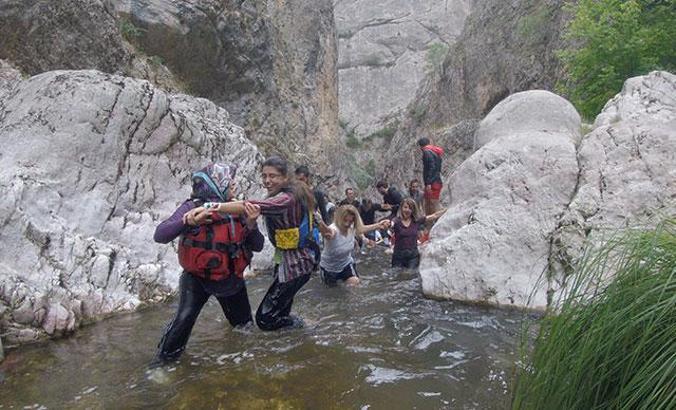 Zinav Kanyonu'nda zorlu yürüyüş