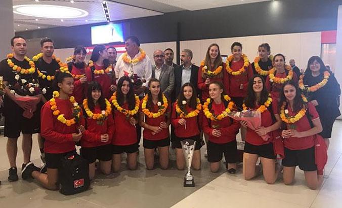 Voleybolda Avrupa Şampiyonu olan U16 Küçük Kız Milli Takımı yurda döndü