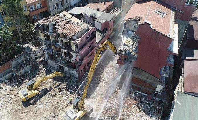 Kağıthane’de yoğun güvenlik önlemli riskli bina yıkımı