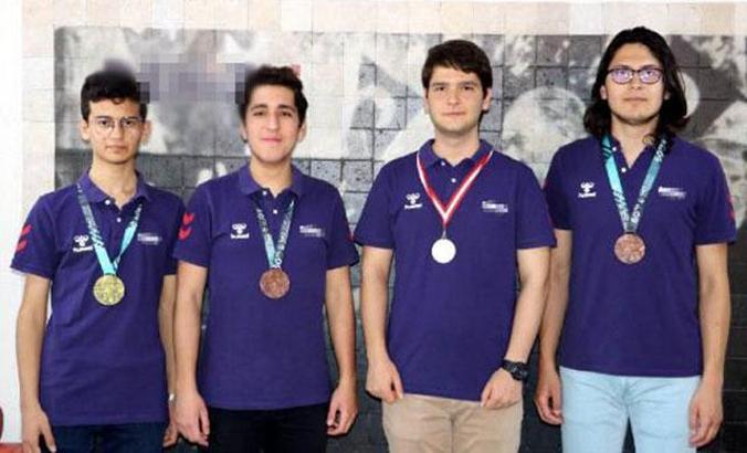 Denizlili öğrencilerden İngiltere'deki Matematik Olimpiyatı'nda büyük başarı