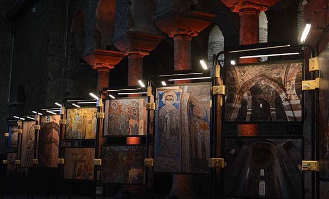 İzzet Keribar'ın gözünden 'Akdamar' sergisi açıldı