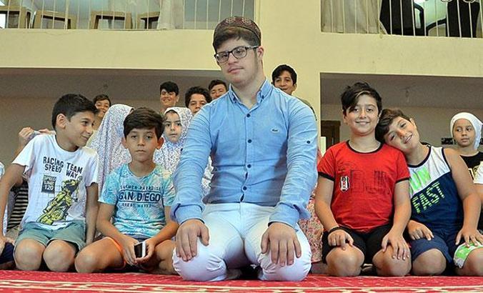 Down sendromlu Musa, Kuran kursunda İslamiyet'i anlatıyor