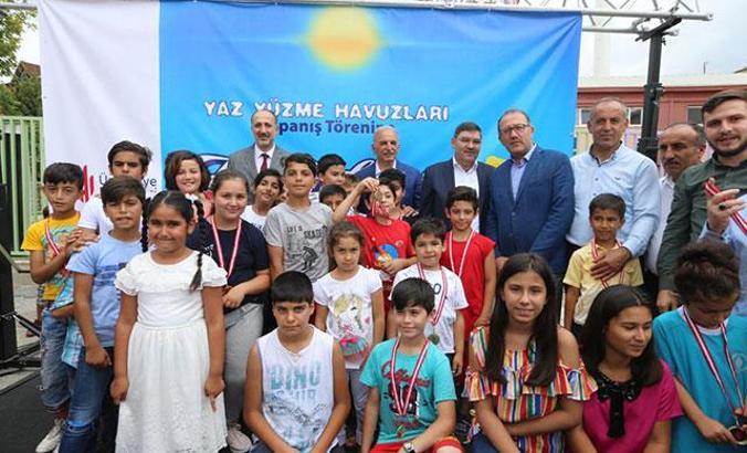 Ümraniye Belediye Başkanı Yıldırım, çocuklarla kulaç attı