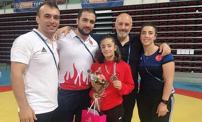 Dünya Yıldızlar Güreş Şampiyonası’nda Zerda Demir’den bronz madalya