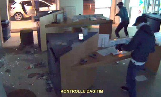 40 saniyede 80 bin TL'lik telefon çaldılar, İstanbul'da yakalandılar