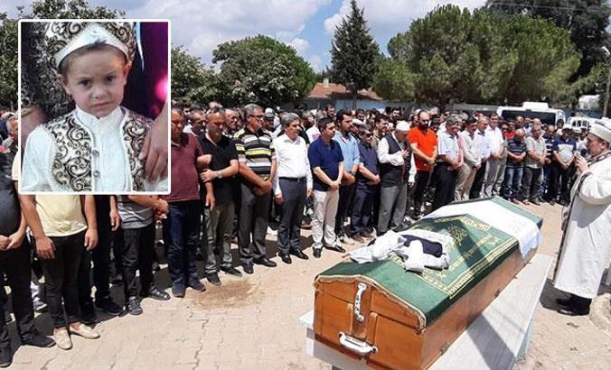 Eymen, tabutunun üzerine konulan bayramlıklarıyla uğurlandı