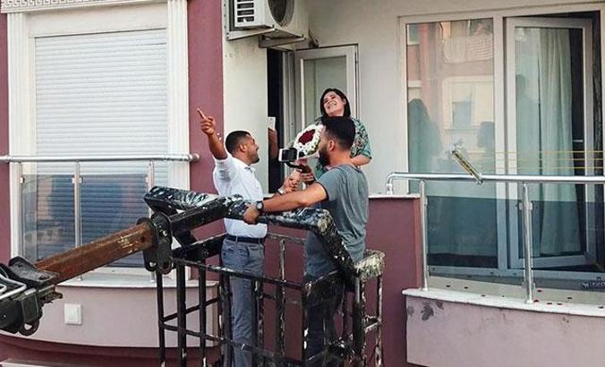 Vinç sepetinde evlilik teklifi