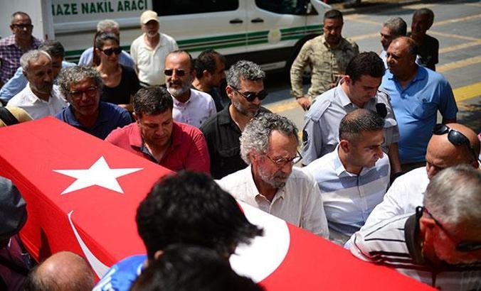 Ünlü oyuncu Cengiz Sezici, Adana'da toprağa verildi