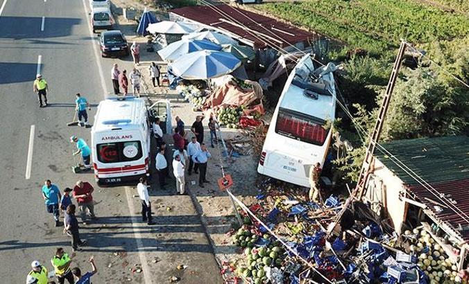 Büyükçekmece'de havaist otobüsü devrildi: 1 ölü, 7 yaralı