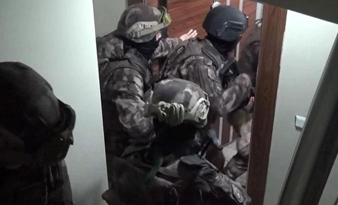 Kapıda ödemeli siparişe defolu çorap gönderen şüphelilere operasyon kamerada