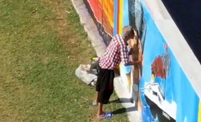 Her gün Atatürk'ün resmini öpüyor, selam duruyor