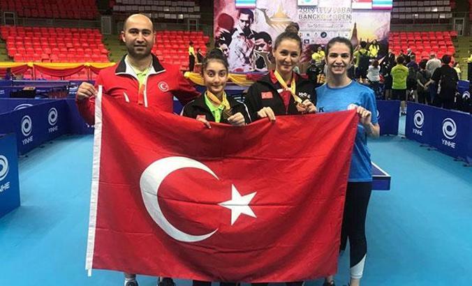 Özel sporcu Ebru Acer altın, Sümeyra Türk bronz madalya kazandı