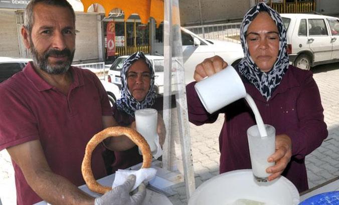 Simit ayran satarak 3 çocuk okutuyorlar