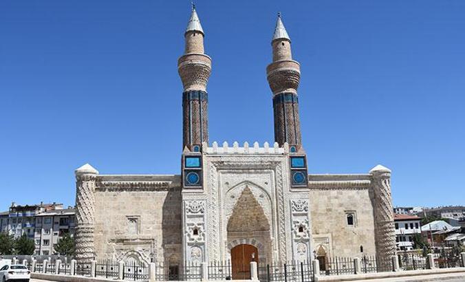 Son rötuşları yapılan 'Mavi Medrese', hayranlık uyandırıyor