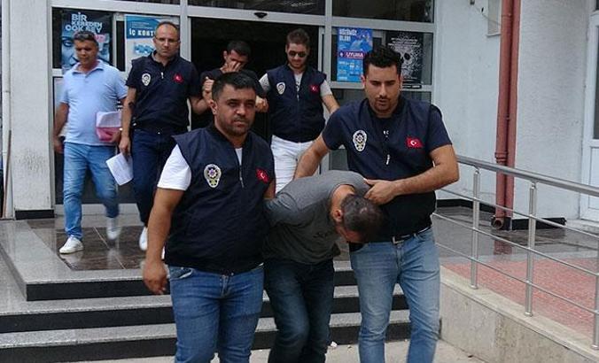 Jammer cihazı ile kilitlenmesini engelledikleri otomobilden altın çalan hırsızlar yakalandı