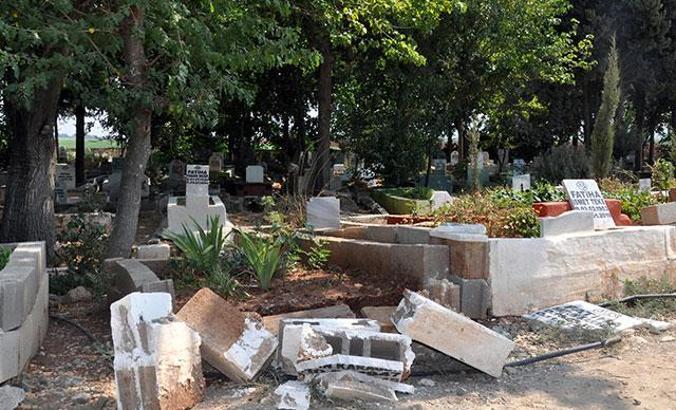 Reyhanlı'da mezarlığı tahrip etmişler