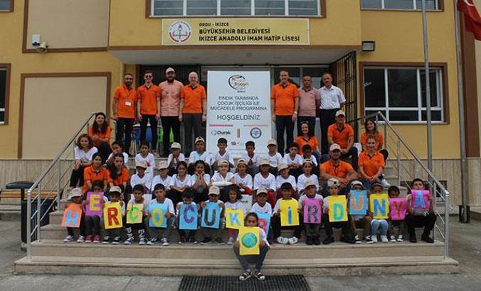 Anne babalar bahçede çocuklar okulda