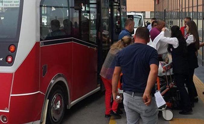 Minibüsünde fenalaşan Afgan kadını hastaneye yetiştirdi