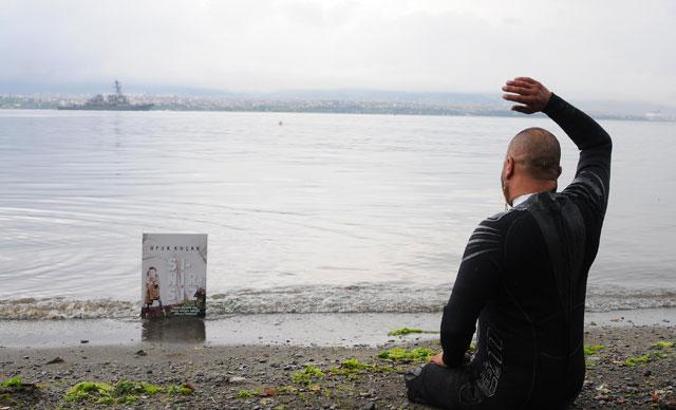 Depremde iki bacağını kaybeden Ufuk, deniz altındaki enkaza kitabını bıraktı