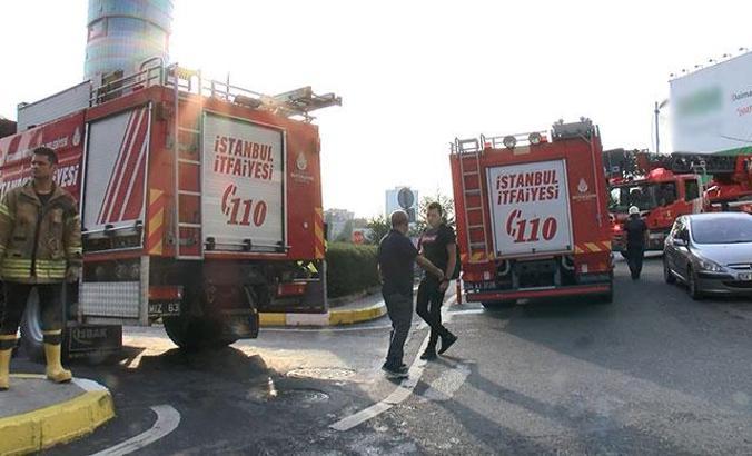 AVM'de kablolar yandı dumanlar binayı sardı