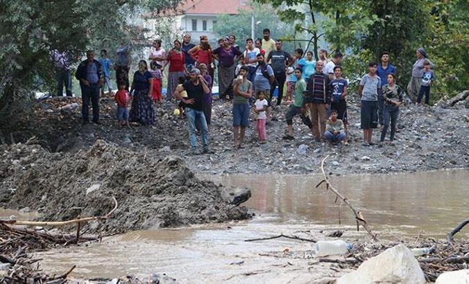 Kaynaşlı'da dereler taştı