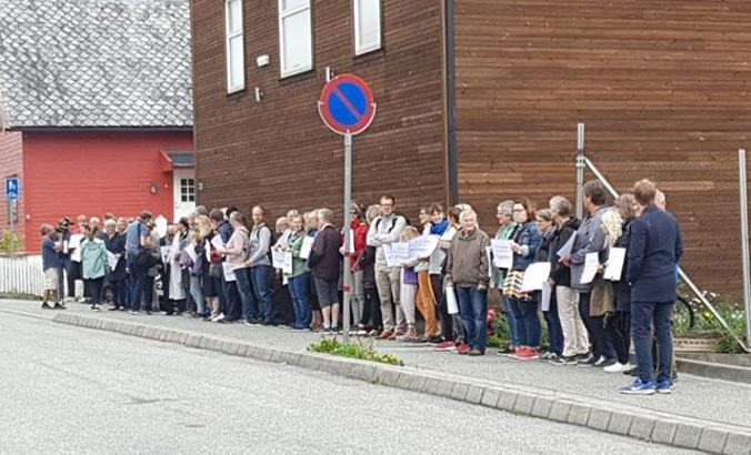 Norveç’te Hristiyanlar cuma namazı sırasında camiye kalkan oldu