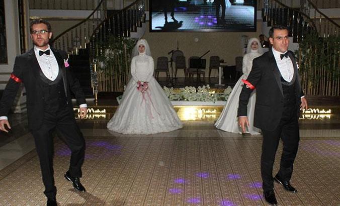 İki kardeş aynı düğünde evlendi