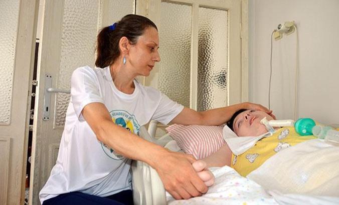 'Ölümcül hastalığa' yakalanan kızının başucundan ayrılmayan annenin 'Farkındalık' mücadelesi