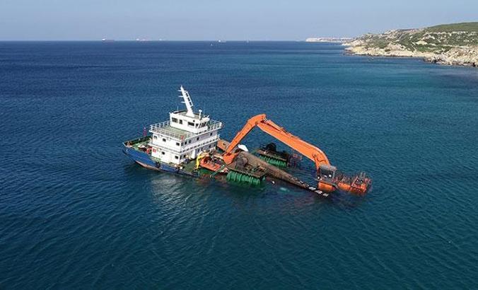 Bozcaada'da yarı batık şekilde karaya oturan gemi için çalışmalar başladı