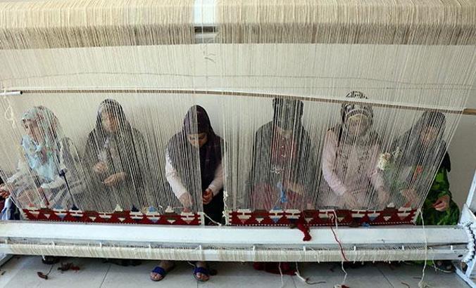 Kadınlar hem meslek öğreniyor hem de aile bütçesine katkı sağlıyor