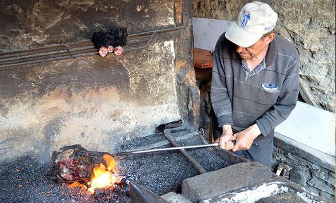 Elmalı'nın 'Kelleci Erol'u zamana direniyor