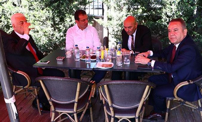 CHP'nin 4 büyükşehir belediye başkanı kahvaltıda buluştu