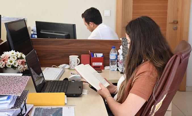 Belediye çalışanları güne kitap okuyarak başlıyor