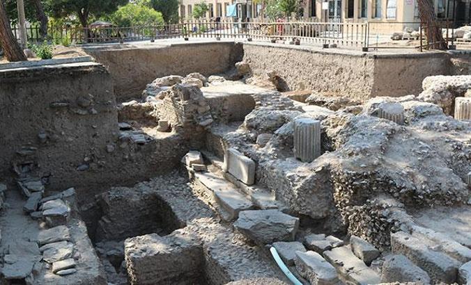 Thyateira kazılarında tapınak ve 67 mezar ortaya çıkarıldı