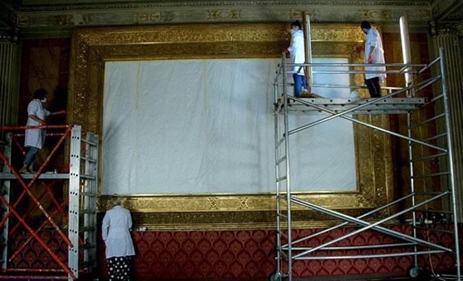 Dolmabahçe Sarayı'ndaki en büyük altın varak çerçeveli tablo restorasyonda