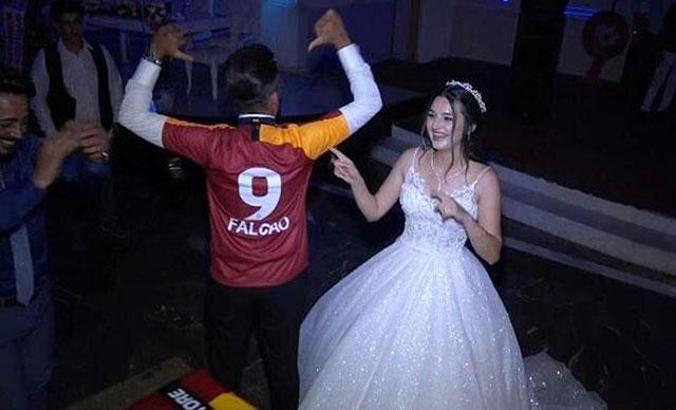 Düğünde Falcao forması giyen damat ve gelinden yıldız oyuncuya mesaj
