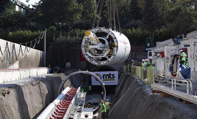 Ayvalıdere Yağmur Suyu Tüneli'ne tünel açma makinesi indirildi