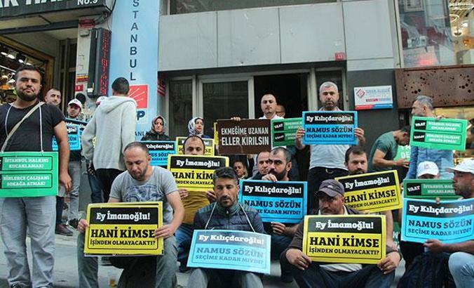 İBB'de işten çıkartılan bir grup işçi CHP İl binası önünde oturma eylemine başladı
