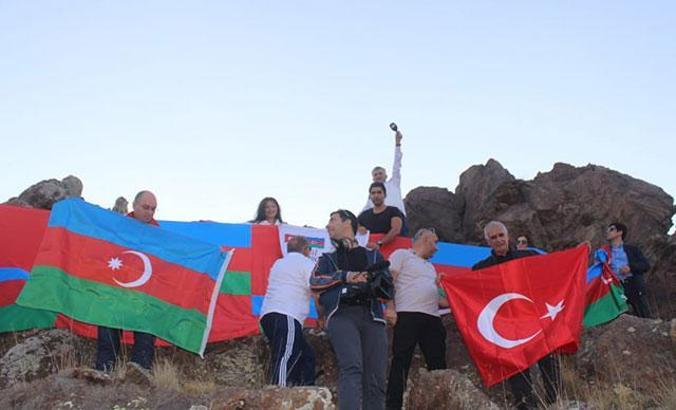2 bin 560 metrede, Türk ve Azerbaycan bayrağı açtılar