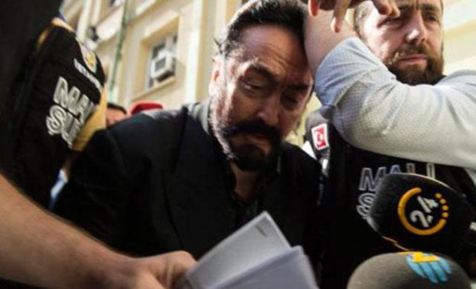 Adnan Oktar savunma yapıyor