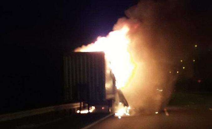 Kuzey Marmara Otoyolu'nda TIR'ın dorsesi alev alev yandı