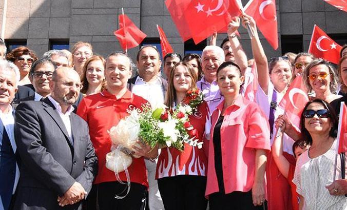 Dünya ikincisi Sümeyye, Eskişehir'de coşkuyla karşılandı